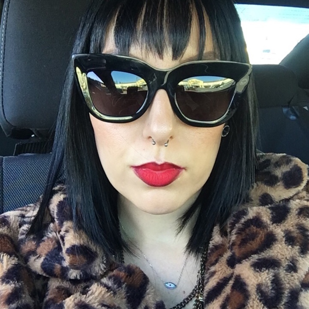 Meet your Posher, Tiky